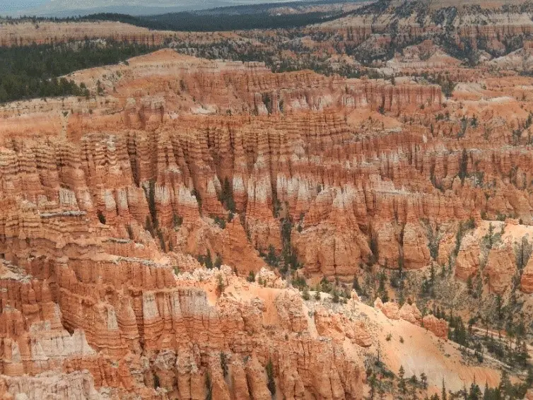 Vue imprenable sur Bryce Canyon durant notre voyage dans les parcs nationaux américain et canadien