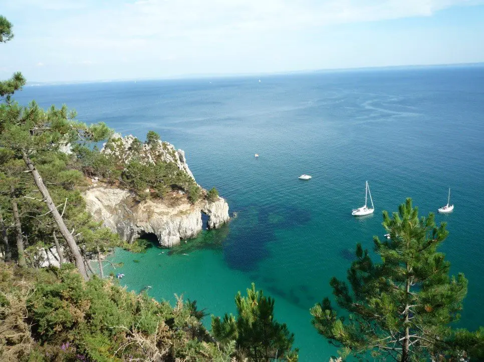 Vue sur l'île Vierge sur la Presqu'île de Crozon en Bretagne