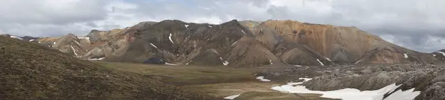 Illustration 4: Au Landmannalaugar, les montagnes rhyolitiques et celles zébrées de neige sont époustouflantes. On dirait de la peinture !