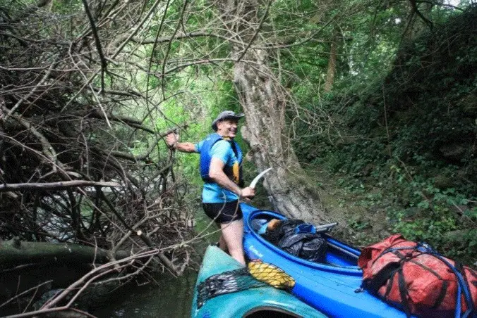 Débroussaillage durant nos 3 jours de randonnée kayak sur la chère