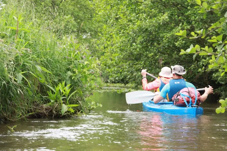 Descente agréable en kayak sur la chère