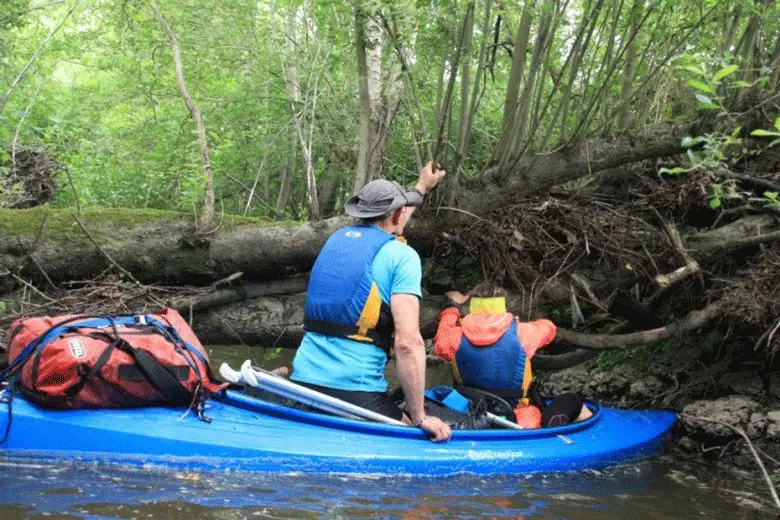 La rivière la chère parfois difficile à franchir en kayak