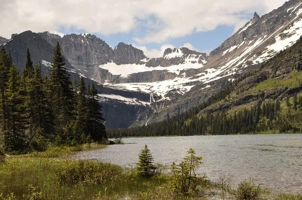 Un des nombreux lacs et glaciers du parc durant notre voyage dans les parcs nationaux américain et canadien