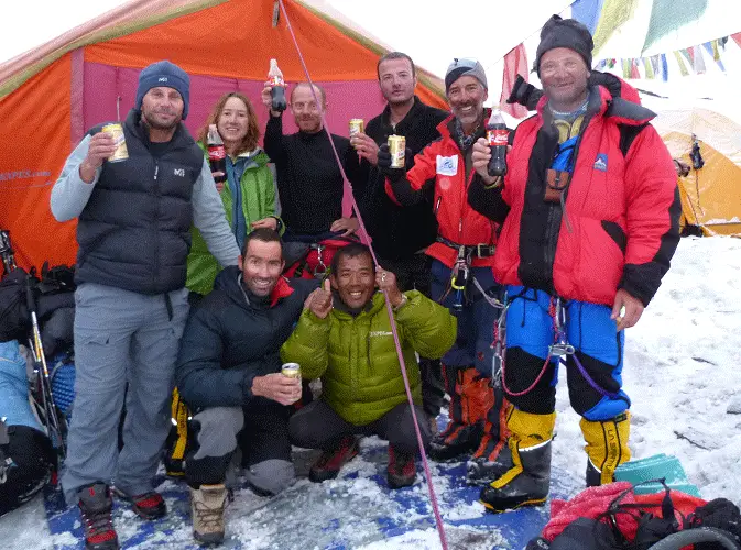 27 : Debout, de gauche à droite : Frédéric, Elsie, Nono, Stéphane, Claude, Alain. Accroupi, de gauche à droite : Eric, Gyalzen