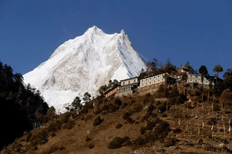 1 : Le Manaslu vu depuis le monastère de Namrung