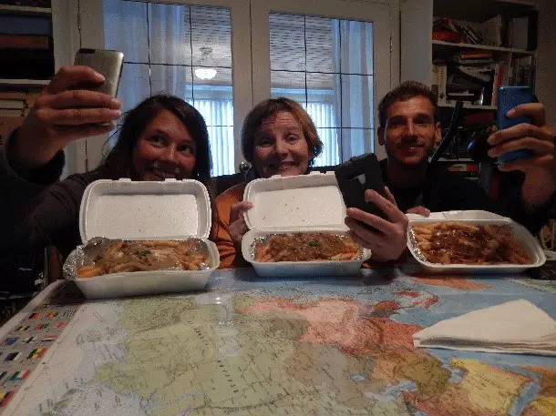 Poutine (spécialité québécoise) avec notre hôte de Vancouver durant notre voyage dans les parcs nationaux américain et canadien