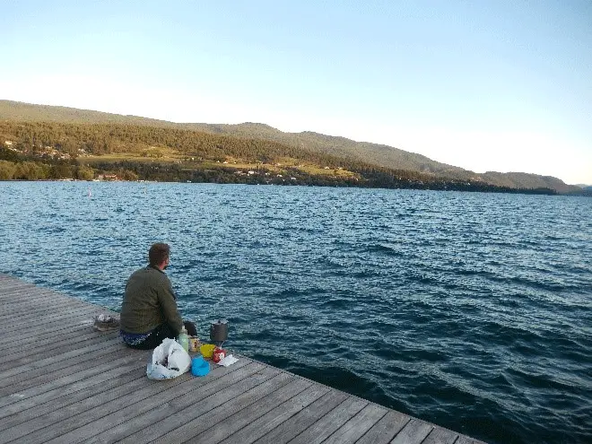 Repas improvisé au lac Okanagan durant notre voyage dans les parcs nationaux américain et canadien