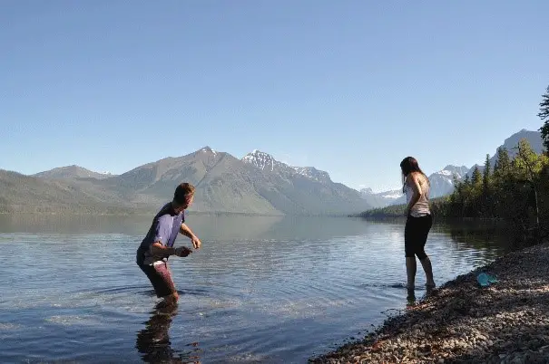 Concours de ricochets dans l'eau gelée du Glacier National Park