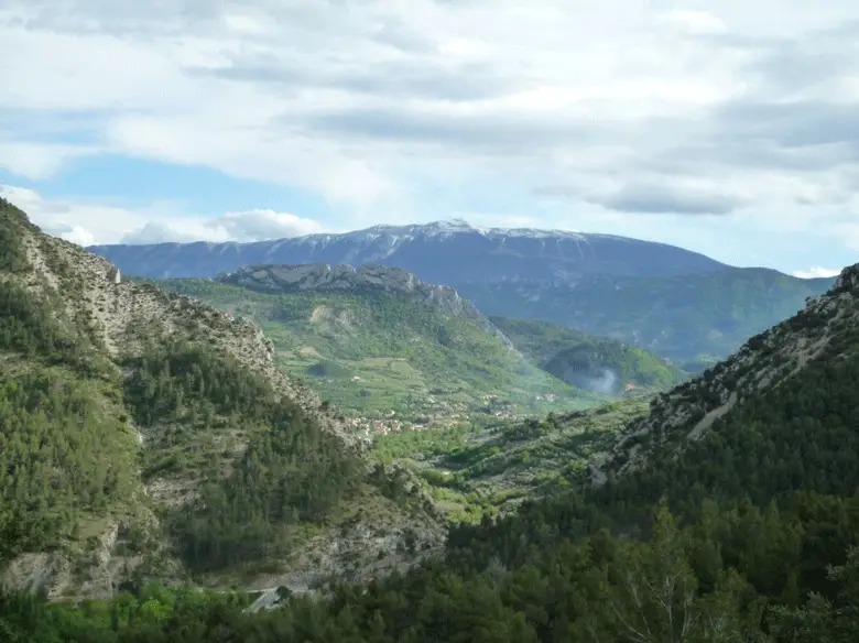 Figure 8 - Vue sur la vallée de Buis-les-Baronnies sur la route vers Nyons (au 2nd plan : le rocher St Julien)