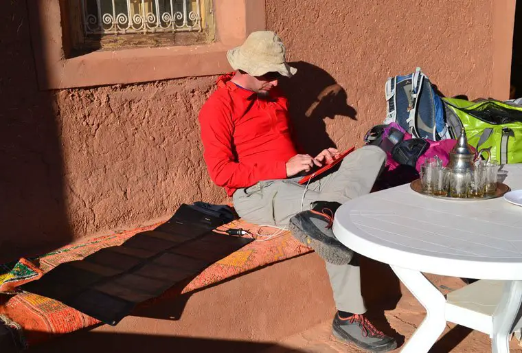 Pause thé à la menthe dans gite de la vallée d'ounila au Maroc