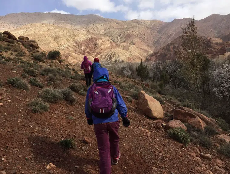 Rando avec enfants entre neige et vent dans les montagnes de l'Atlas au Maroc