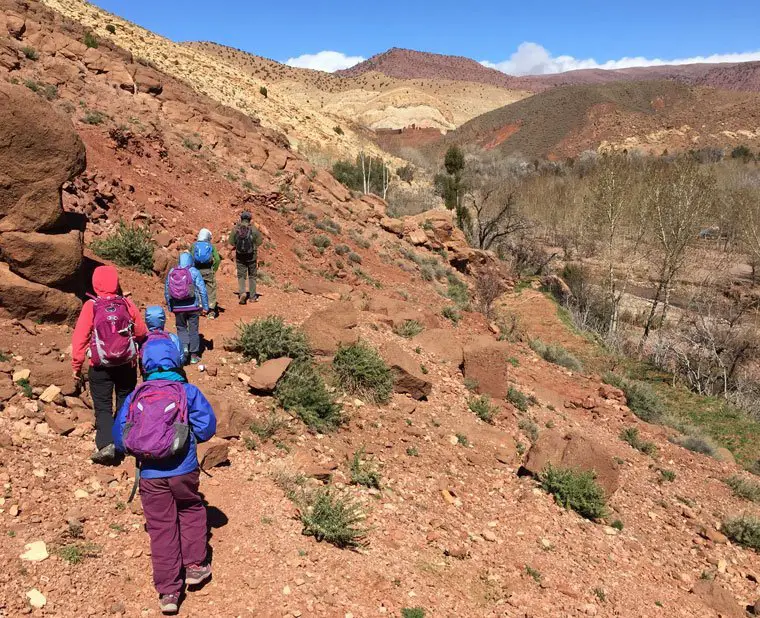 Marche sous le vent des montagnes du Moyen atlas au Maroc