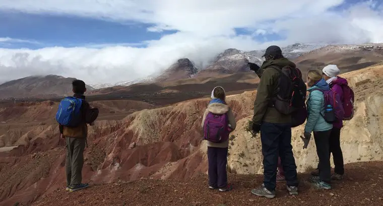 Randonnée avec enfants dans les montagnes du moyen Atlas au Maroc