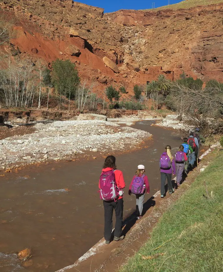 randonnée avec enfants dans la vallée d'ounila au Maroc