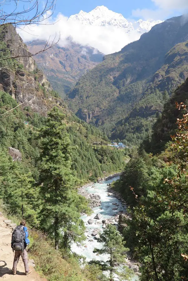 Alexandre Colonges lors du Trek du camp de base du mont Everest, sur le chemin de Lukla a Namche Baazar