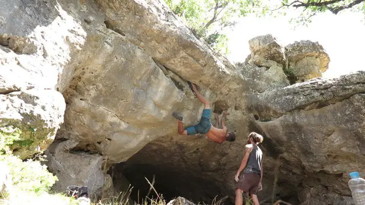 Alexandre Colonges dans le 7a bloc à la Blaquererie, secteur bout du monde