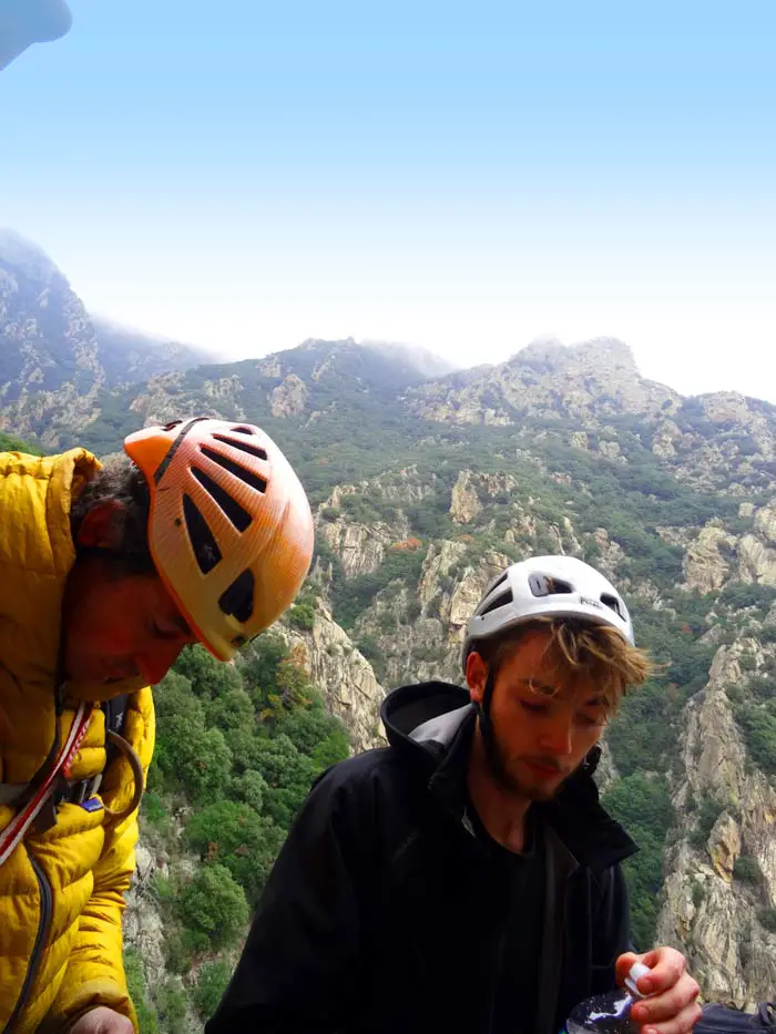 Relais sur une grande voie d'escalade dans le massif du Caroux