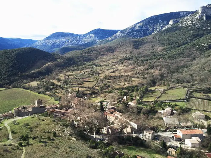 Vue sur le château et le village depuis le sommet du Roc.