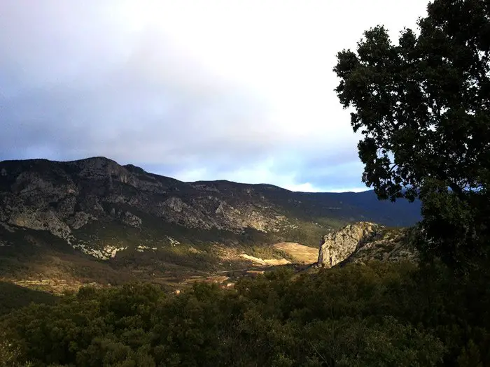 Vue sur la montagne de la Séranne à gauche, et le Roc de Tracastel à droite.