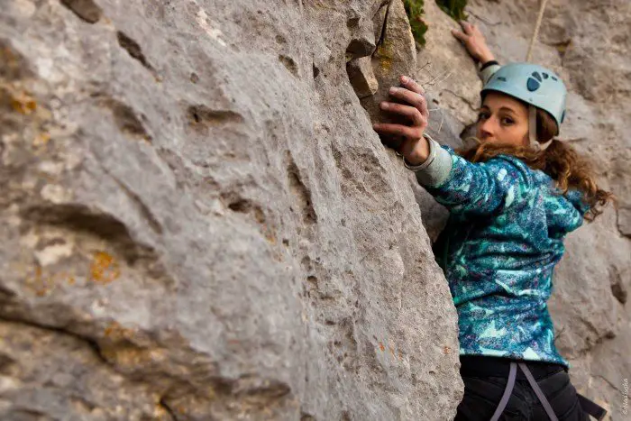 Maëlle grimpe surles couennes de la vire du haut