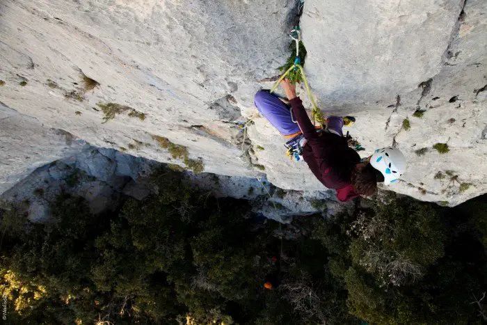 Maëlle grimpe surles couennes de la vire du haut