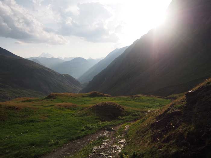 Après la pluie vient le beau temps dans les montagnes d