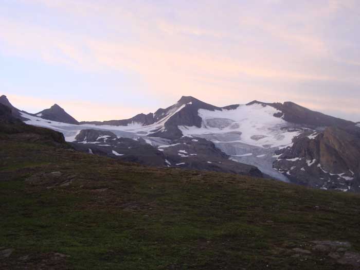 Grande aiguille Rousse au petit matin au massif Grand Paradis