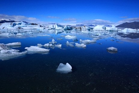 Vue sur le lac de glace JÖKULSÁRLÓN lors d'un voyage en Islande Vue sur le lac de glace JÖKULSÁRLÓN lors d