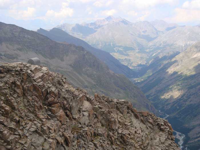 Le bivouac Pol qui surplombe la vallée de Cogne