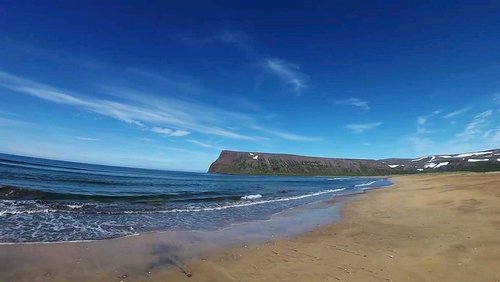 Océan dans un fjord durant un voyage en Islande Océan dans un fjord durant un voyage en Islande
