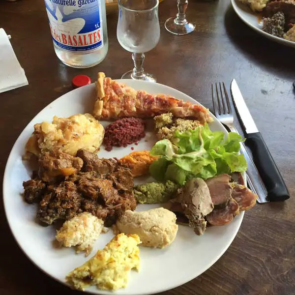 Pause repas au village Les Estables après une rando du tour d