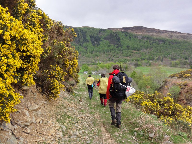 arrivée bucolique après 7 jours de randonnée dans les Highland en Ecosse arrivée bucolique après 7 jours de randonnée dans les Highland en Ecosse