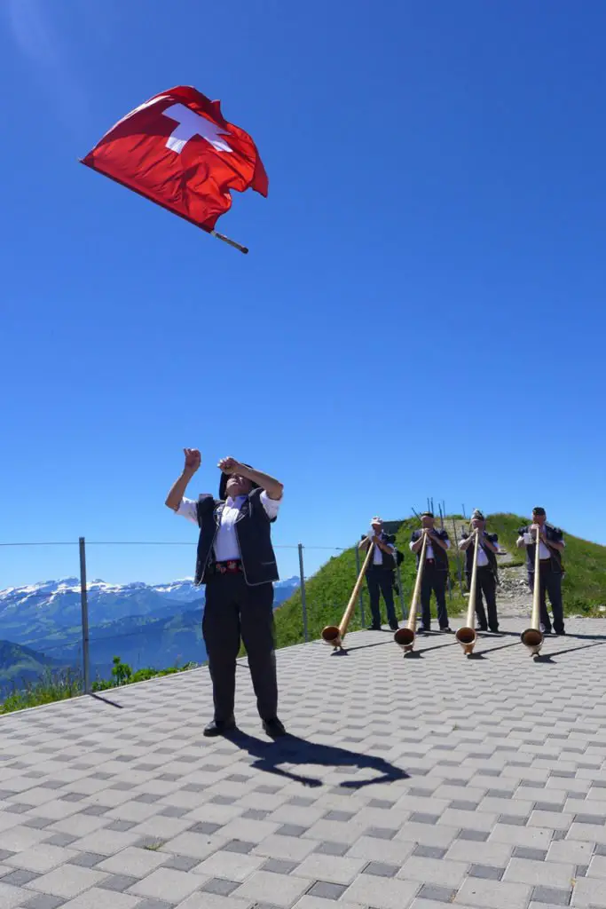 Le lancer de drapeaux Suisse, tradition solidement ancrée en Gruyère