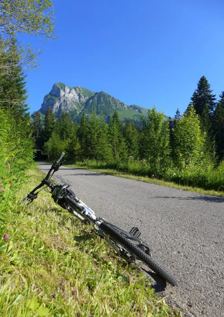 Petite pause dans la montée vers le Gros Plané ; au fond, le Moléson