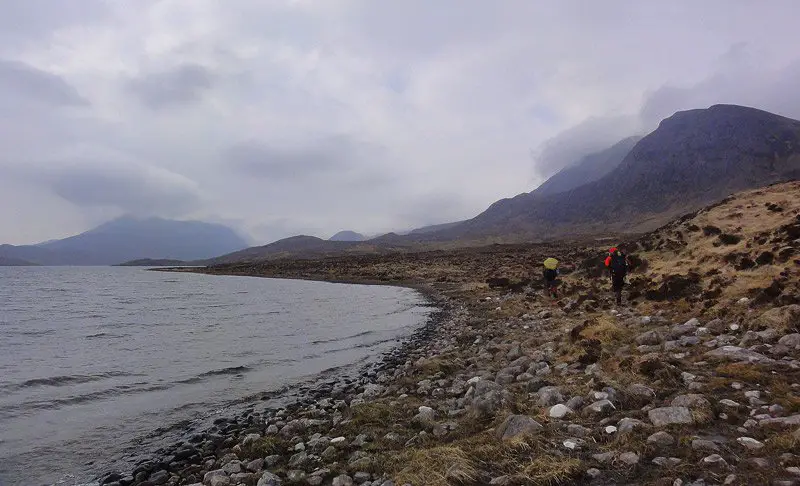 Les berges du loch fada durant notre randonnée dans les Highland en Ecosse Les berges du loch fada durant notre randonnée dans les Highland en Ecosse