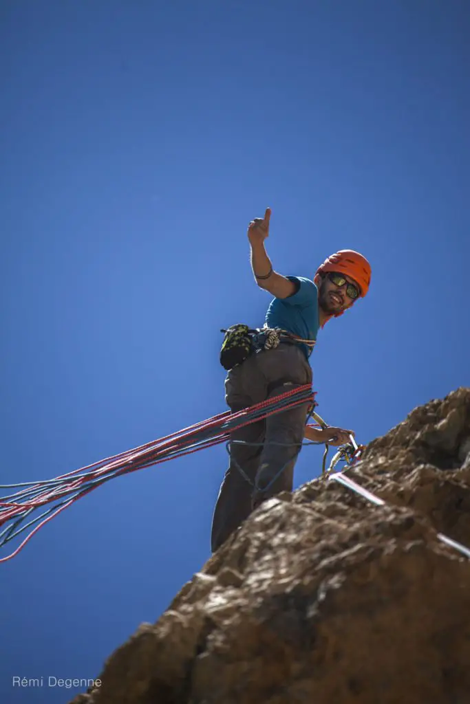 Relais de la longueur en 7a, tout sourire, c'était magique ! avec une belle paire de lunette Riders Eyewear Relais de la longueur en 7a, tout sourire, c
