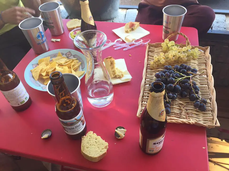Après une journée test matériel escalade PETZL c'est l'heure de l'apéro à BIO et SENS Après une journée test matériel escalade PETZL c