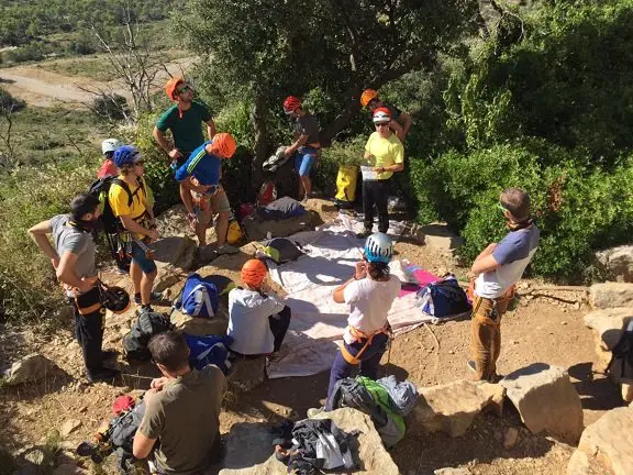 Discussion sur le matériel escalade PETZL à la falaise de Saint Bauzille de Montmel