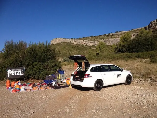 Préparation du matériel escalade PETZL à la falaise de Saint Bauzille de Montmel