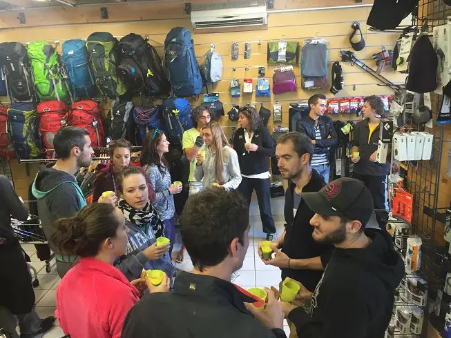 PDJ au magasin Le Yéti avant de tester le matériel escalade PETZL à la falaise de Saint Bauzille de Montmel