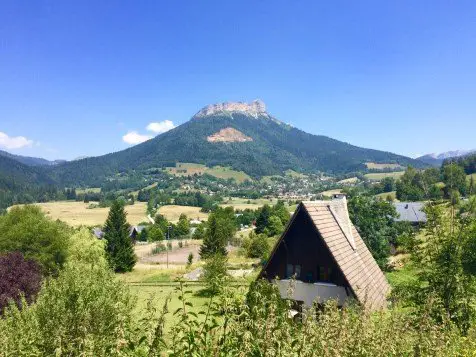 Vers la Bordeliere avec une superbe vue sur Chamechaude