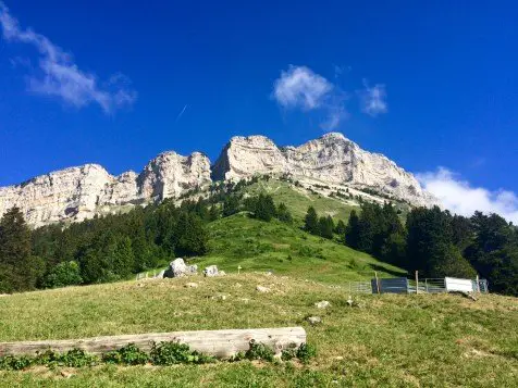 Vue sur le sommet de Chamechaude depuis le Habert de Chamechaude