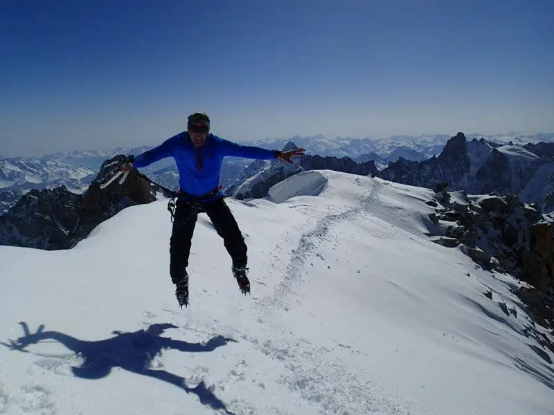 Saut de joie au sommet d