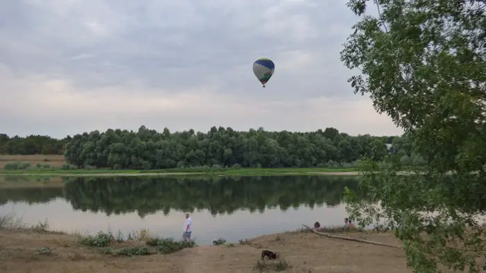 Ce soir, nous assistons à un départ de montgolfières sur la Loire