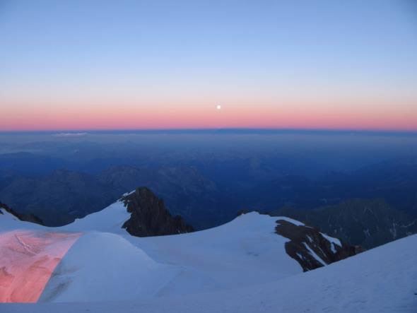 Le soleil disparait, la lune apparait