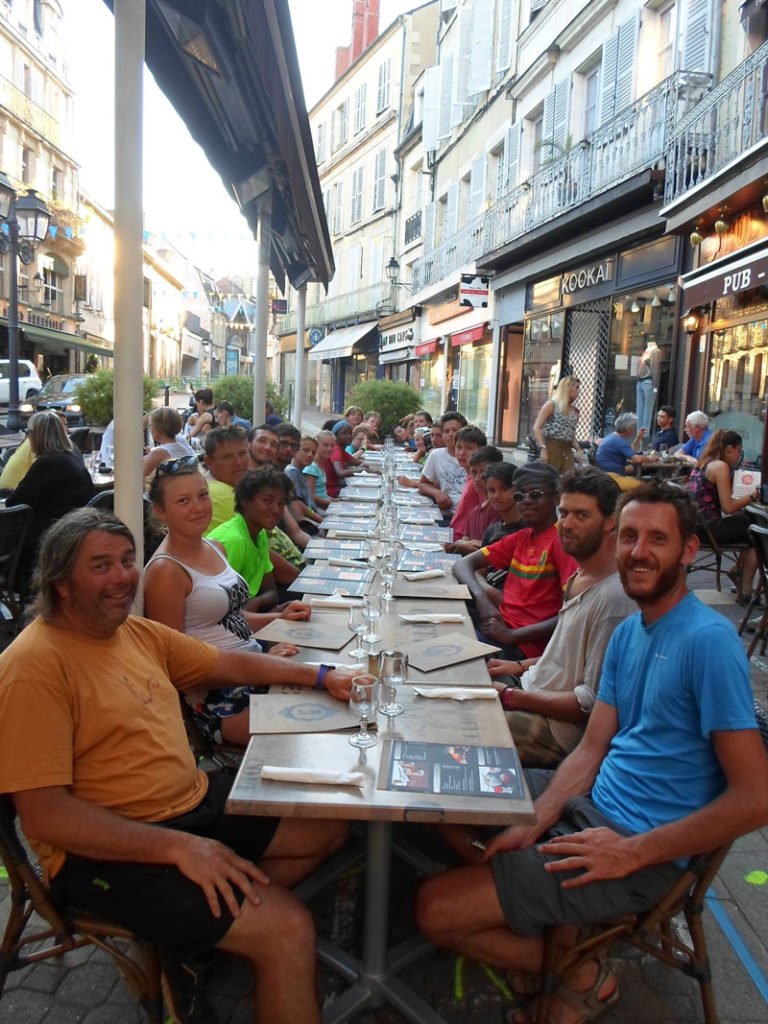 Un petit resto bien mérité le jeudi soir durant la descente de la Loire en canoe Un petit resto bien mérité le jeudi soir durant la descente de la Loire en canoe