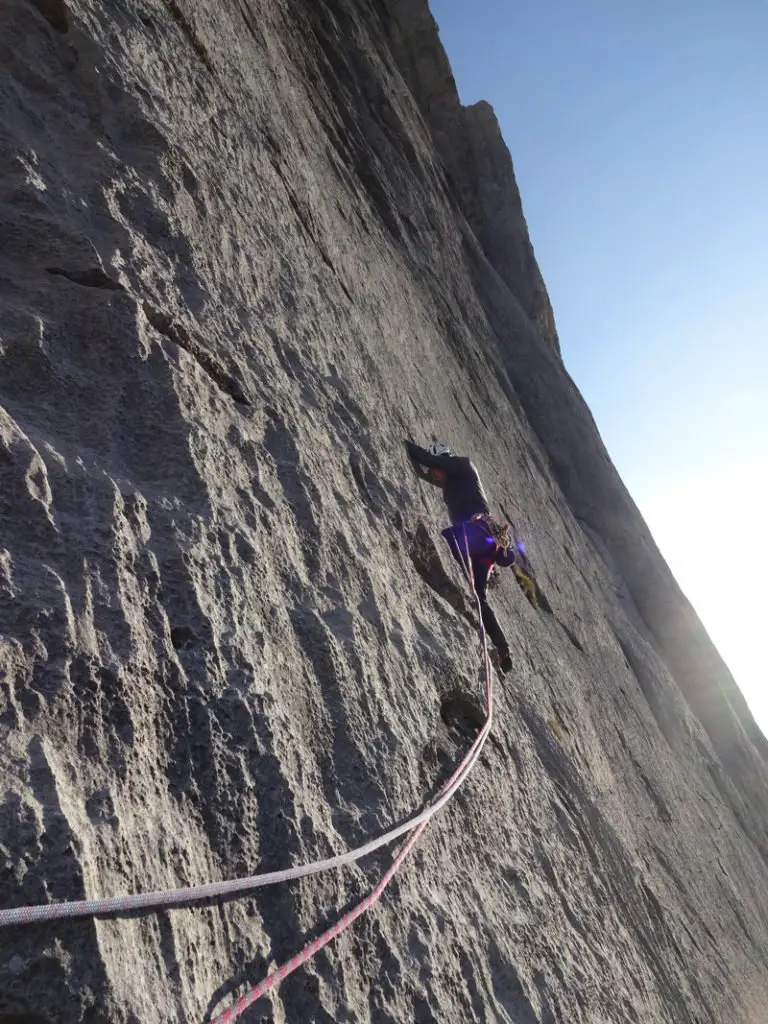 A droite puis tout droit sur la falaise