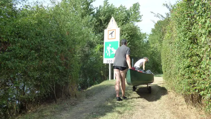 Portage bien galère pour passer le barrage