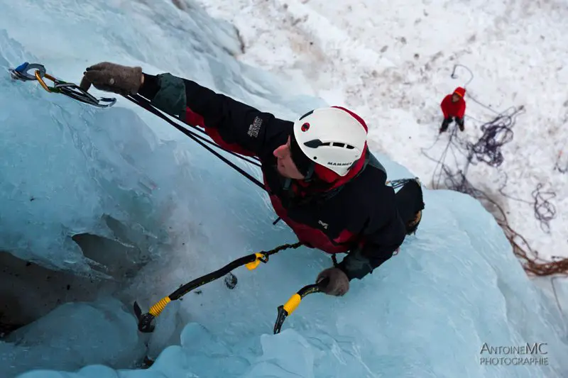 Alpinisme dans la cascade snaefellsness en Islande