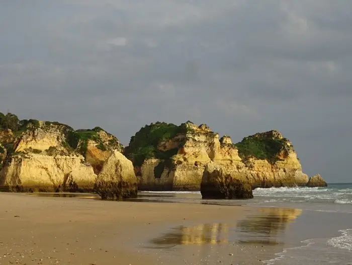 Alvor, plage déserte de l’Algarve. Alvor, plage déserte de l’Algarve.